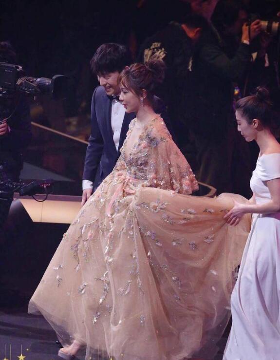 杨紫邓伦公开恋情是什么情况(杨紫邓伦官宣恋情)