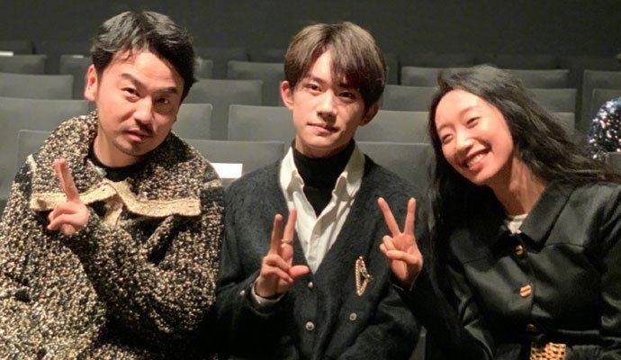 易烊千玺微博P图跟黄觉合影原因(易烊千玺同框p图)