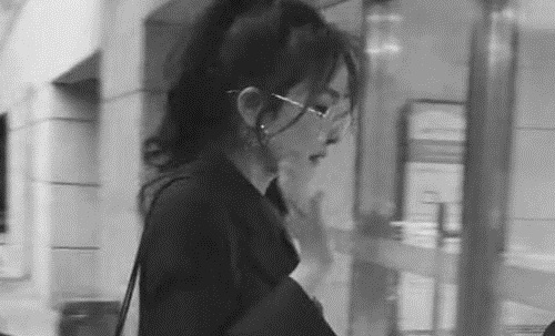 杨幂图片抽烟是真的吗遭曝光(杨幂抽烟吗?)