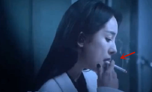 杨幂图片抽烟是真的吗遭曝光(杨幂抽烟吗?)