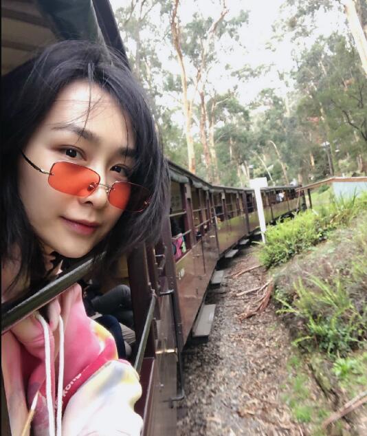 翟煦飞晒比基尼照片身材超好