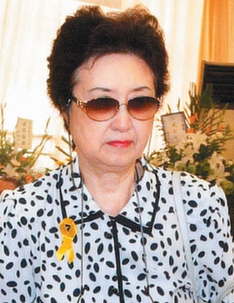 庾澄庆母亲张正芬照片曝光,张正芬曾逼哈林(庾澄庆现任妻子张嘉欣)