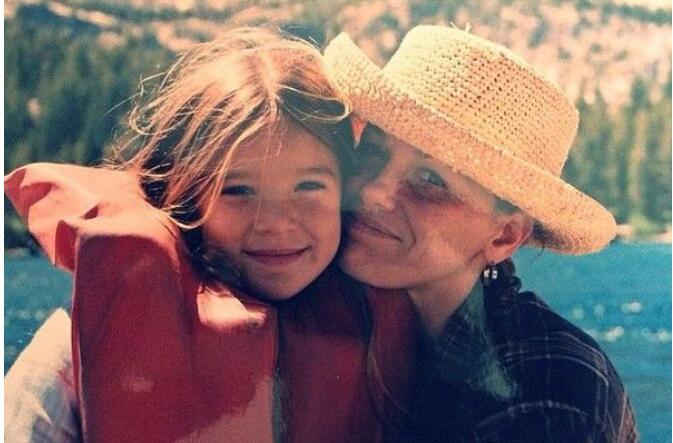 海莉·斯坦菲尔德出柜是真的假的？她小时候