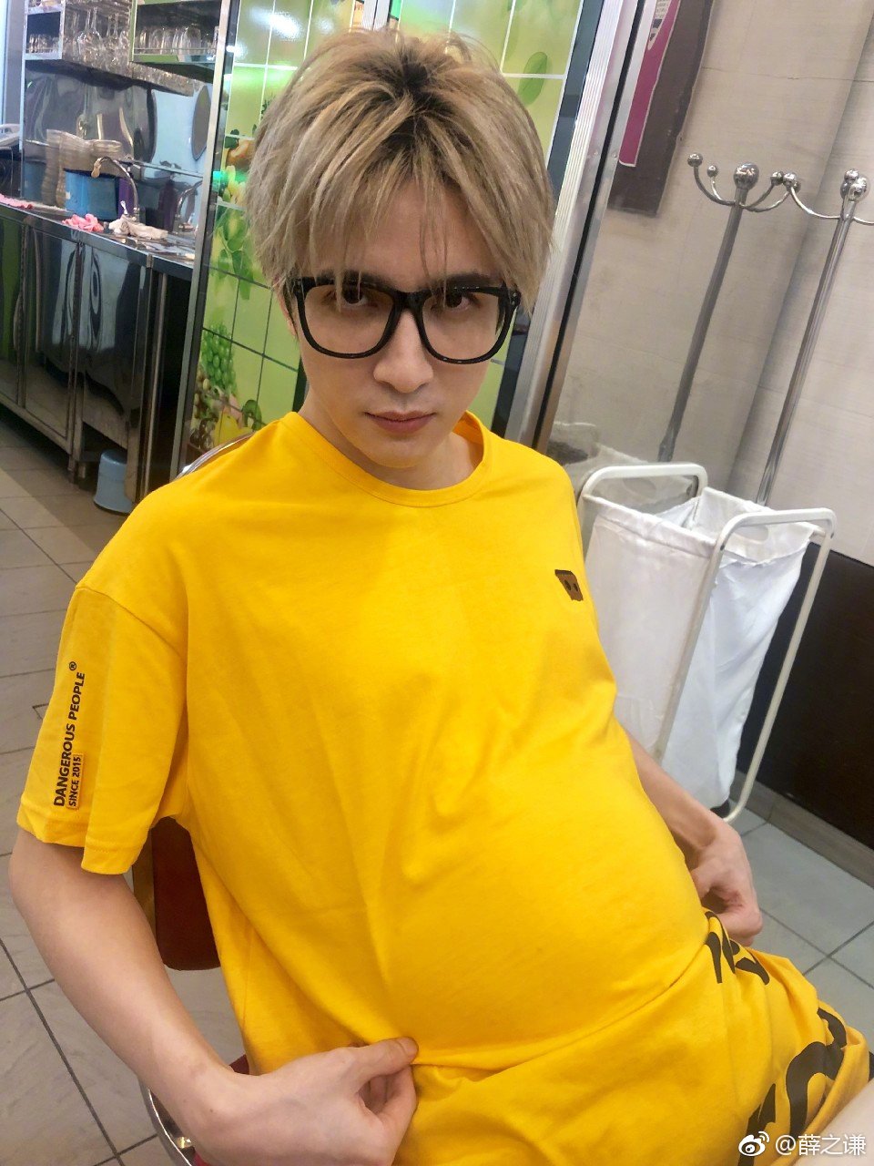 薛之谦在金曲捞上笑疯何宝(金曲捞薛之谦一共唱了几首)