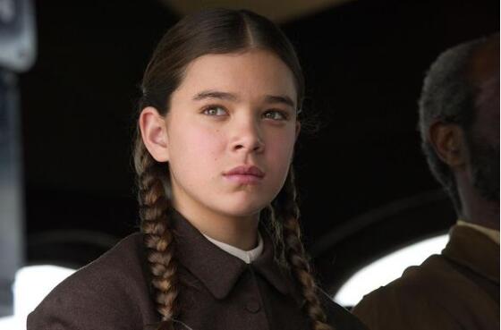 海莉·斯坦菲尔德出柜是真的假的？她小时候