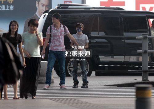 郭敬明为什么叫小四？郭敬明宝马车比身高图(郭敬明是小4)