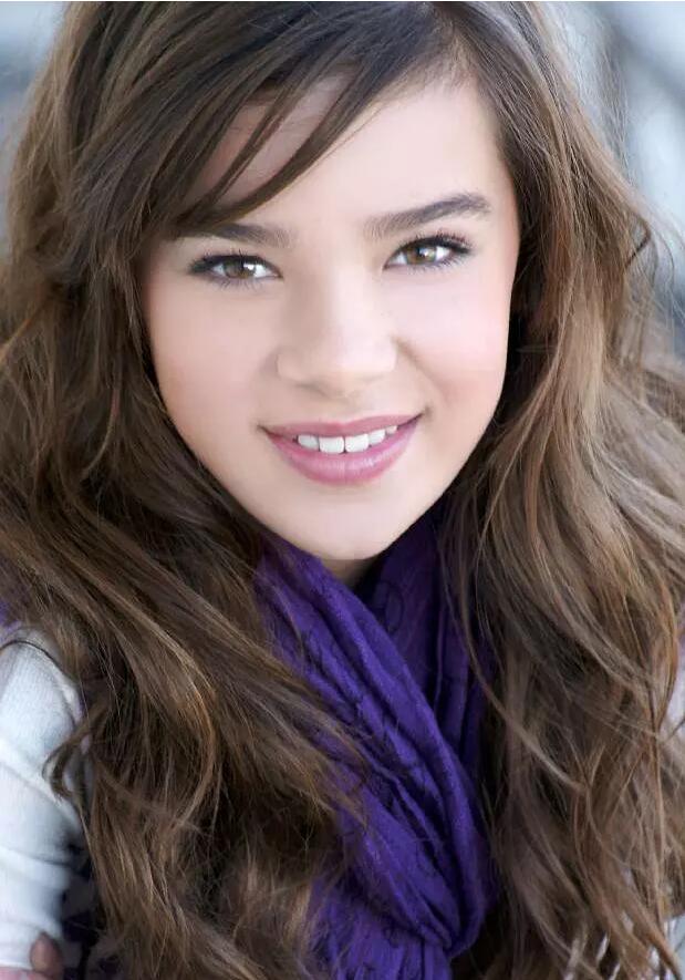 海莉·斯坦菲尔德出柜是真的假的?她小时候