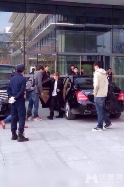 郭敬明为什么叫小四？郭敬明宝马车比身高图(郭敬明是小4)