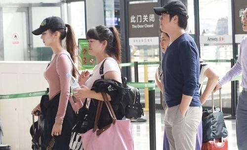 郎朗称不敢再让老婆拿行李引热议(郎朗陪老婆回娘家) 郎朗称不敢再让老婆拿行李引热议(郎朗陪老婆回娘家)