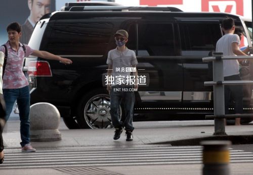 郭敬明为什么叫小四？郭敬明宝马车比身高图(郭敬明是小4)