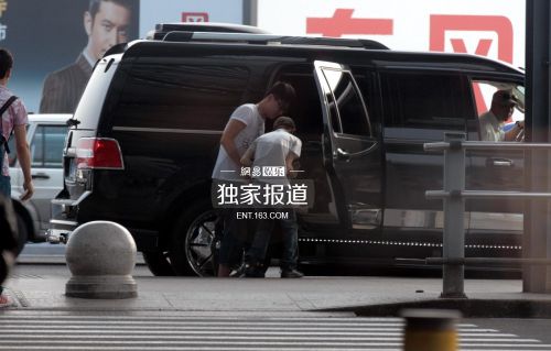 郭敬明为什么叫小四？郭敬明宝马车比身高图(郭敬明是小4)