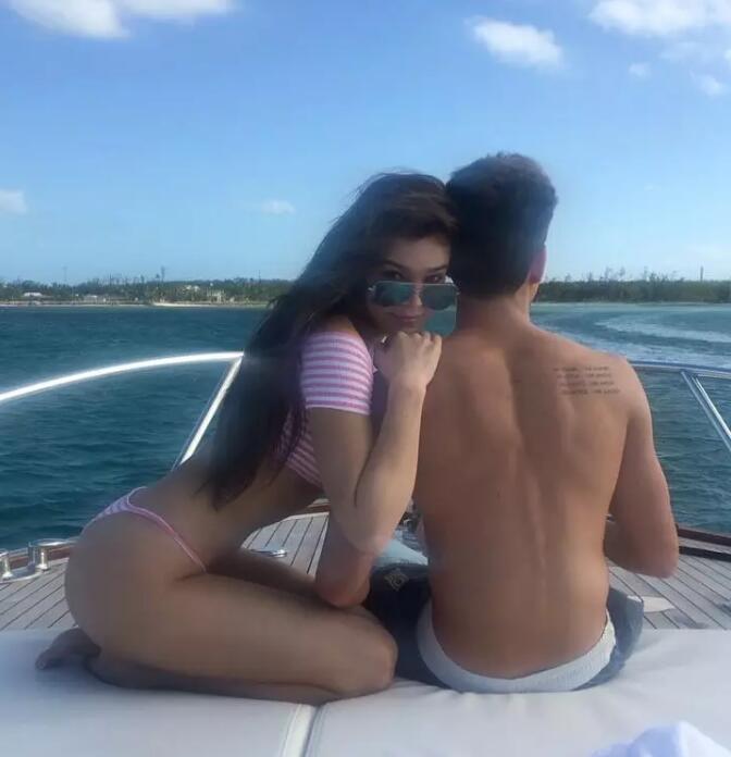 海莉·斯坦菲尔德出柜是真的假的？她小时候