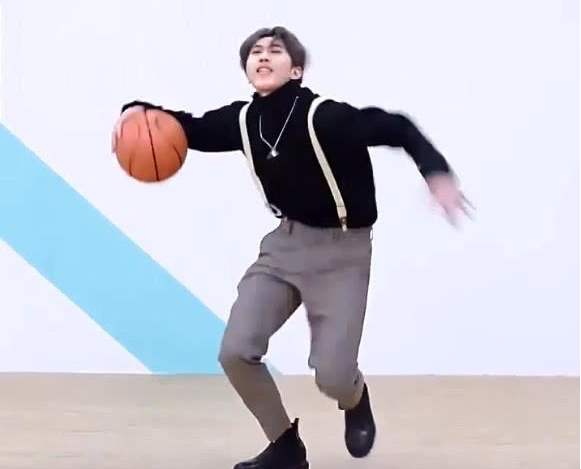 说你打篮球像蔡徐坤是什么梗？怎么回应别人(打篮球很蔡徐坤是什么意思)