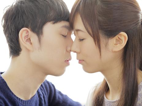 金韩彬脖子吻痕图(金泰妍吻痕)