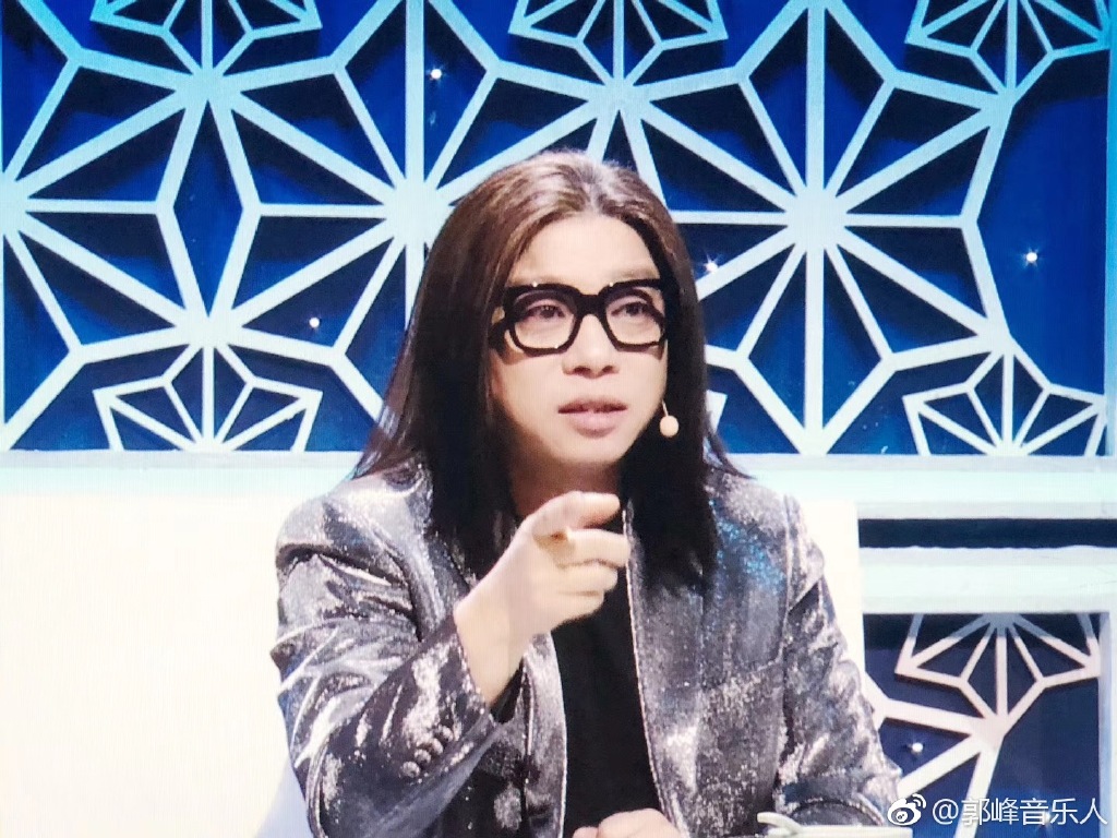 郭峰为什么留长发戴眼镜(长发戴眼镜的男歌手郭峰) 郭峰为什么留长发戴眼镜(长发戴眼镜的男歌手郭峰)