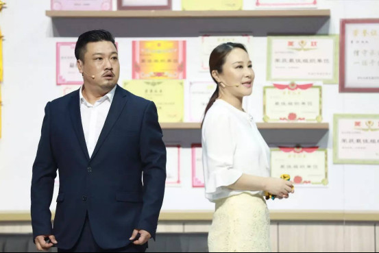 贾冰和贾玲是什么关系是兄妹吗？贾冰贾总的(贾玲亲姐姐是谁)