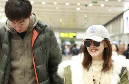 薛佳凝方否认恋情称接机男是亲弟弟(薛佳凝疑曝新恋情)