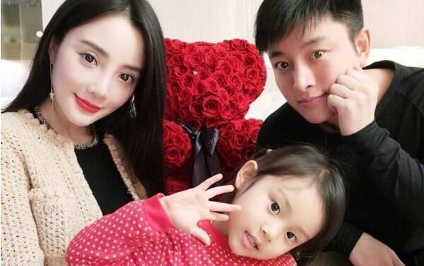 贾乃亮李小璐最新报道离婚了吗(贾乃亮李小璐离婚事件)