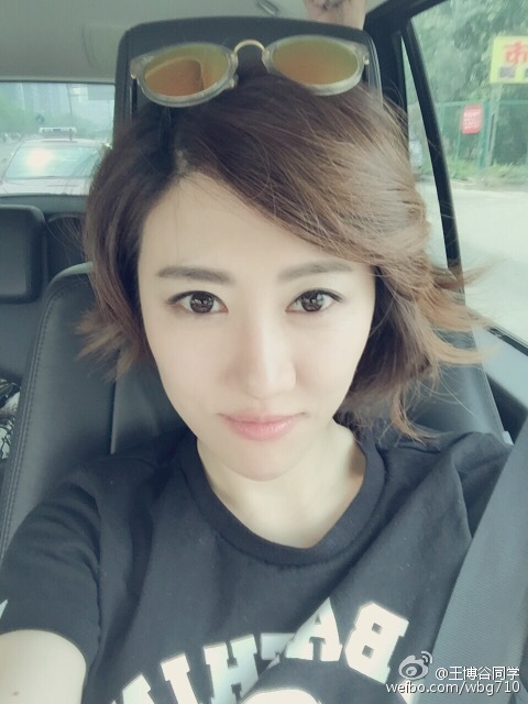 王博谷泳装照片