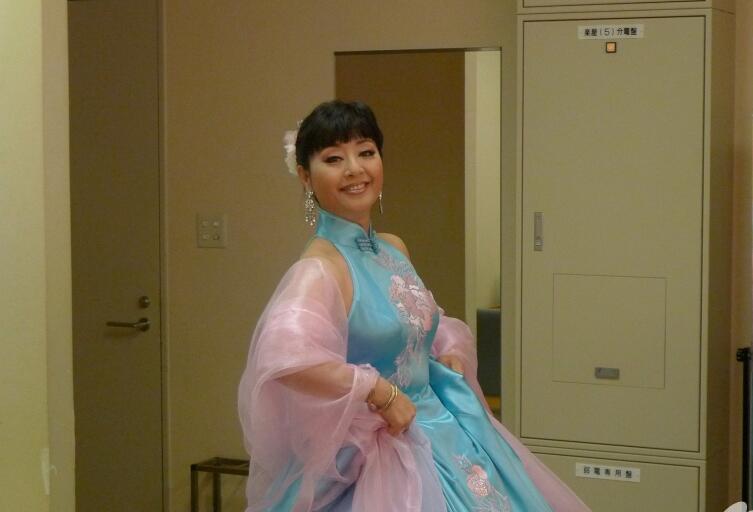 殷秀梅为什么额头总是一片大刘海 殷秀梅为什么额头总是一片大刘海