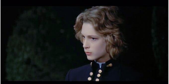 伯恩安德森的眼睛是什么颜色(伯恩安德森外貌)