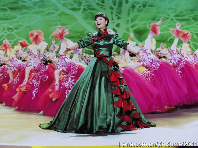 殷秀梅为什么演出总穿大下摆的裙子 殷秀梅为什么演出总穿大下摆的裙子