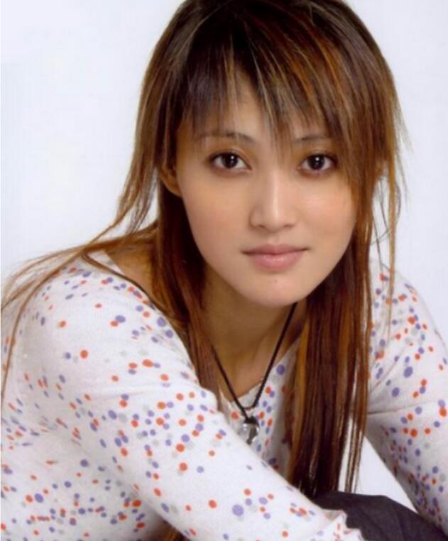 张歆艺刚出道年轻时的照片(张歆艺年轻的时候)