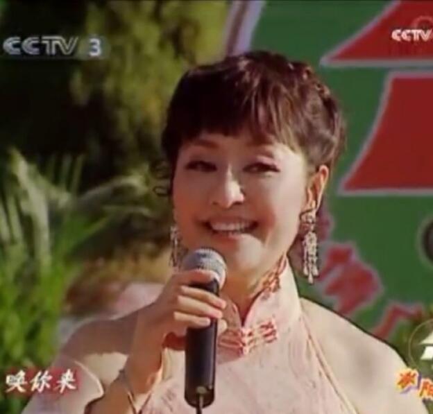 殷秀梅为什么额头总是一片大刘海 殷秀梅为什么额头总是一片大刘海