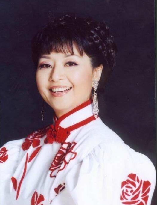 殷秀梅为什么额头总是一片大刘海