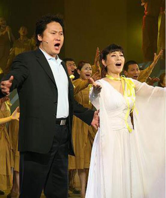 殷秀梅为什么额头总是一片大刘海 殷秀梅为什么额头总是一片大刘海