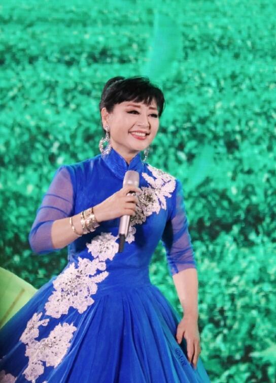 殷秀梅为什么额头总是一片大刘海 殷秀梅为什么额头总是一片大刘海