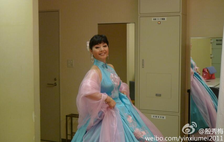 殷秀梅为什么演出总穿大下摆的裙子