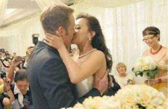 殷秀梅为什么额头总是一片大刘海 殷秀梅为什么额头总是一片大刘海