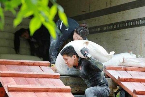 霍启刚因旺夫相看上郭晶晶？郭晶晶在霍家的(郭晶晶嫁霍启刚的原因)