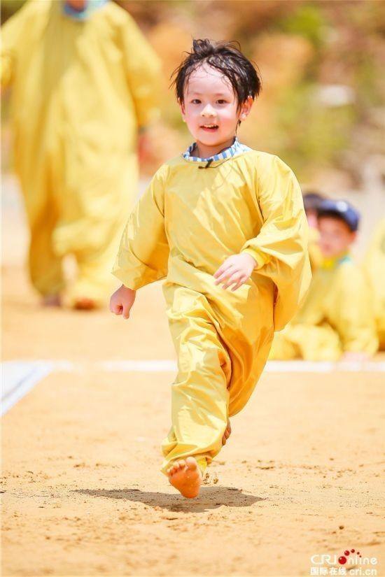 为什么吴尊max头发总是湿的？max咬吴