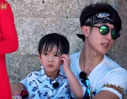 为什么吴尊max头发总是湿的？max咬吴