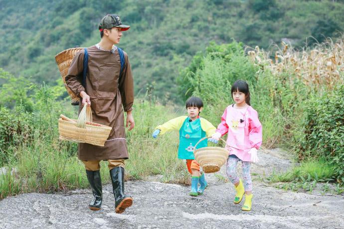 为什么吴尊max头发总是湿的？max咬吴