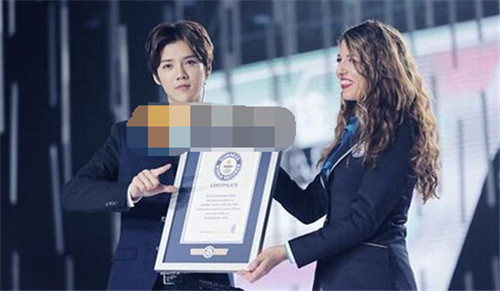 鹿晗弹钢琴帅气图片(鹿晗弹钢琴的曲子)