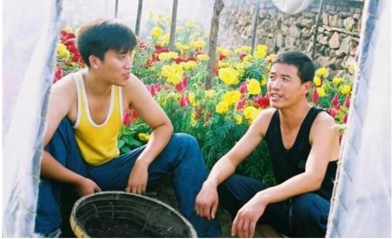 关小平是赵本山的徒弟吗？他被赵本山开除离