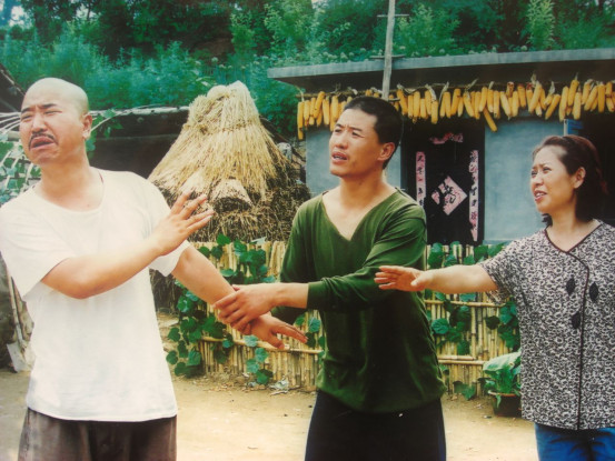 关小平是赵本山的徒弟吗？他被赵本山开除离