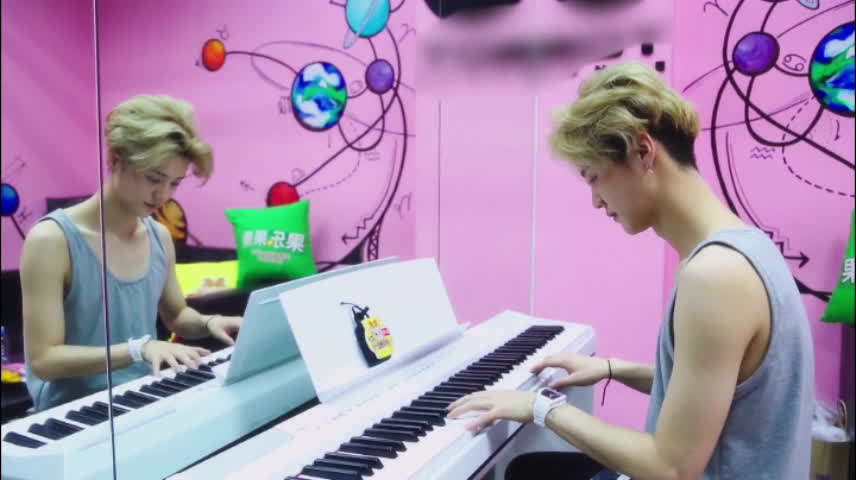 鹿晗弹钢琴帅气图片(鹿晗弹钢琴的曲子)