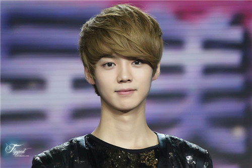 鹿晗弹钢琴帅气图片(鹿晗弹钢琴的曲子)