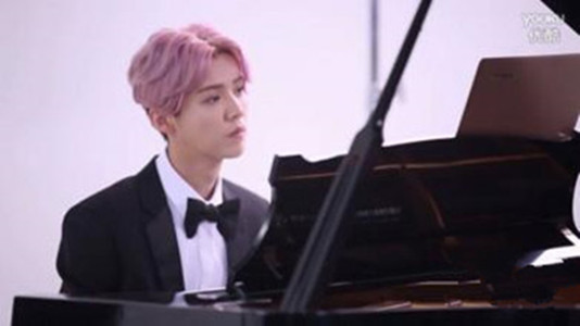 鹿晗弹钢琴帅气图片(鹿晗弹钢琴的曲子)