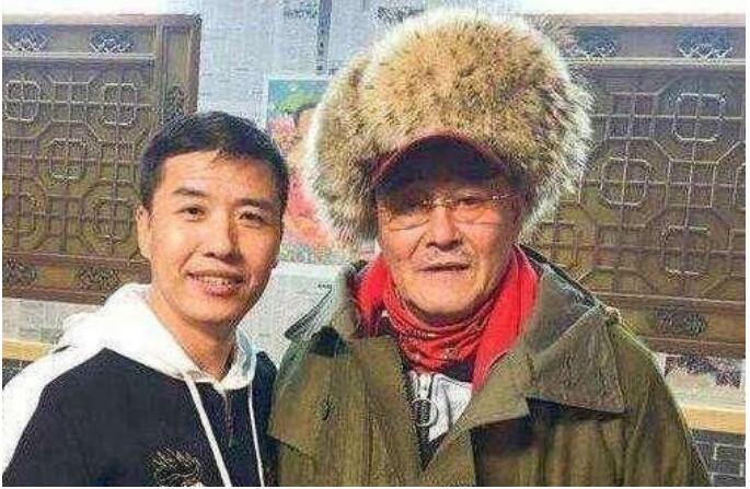 关小平是赵本山的徒弟吗？他被赵本山开除离