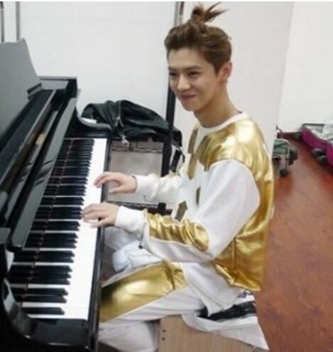 鹿晗弹钢琴帅气图片(鹿晗弹钢琴的曲子)