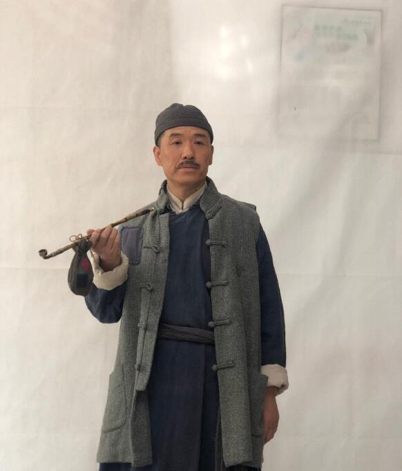 关小平是赵本山的徒弟吗?他被赵本山开除离