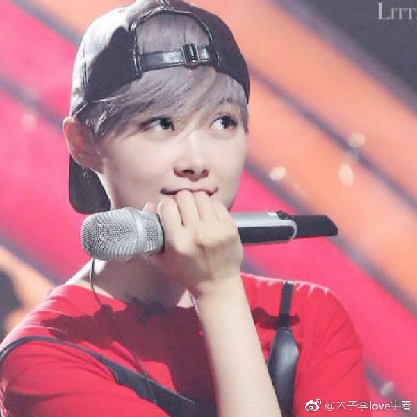 李宇春穿紧身红衣小露乳沟图