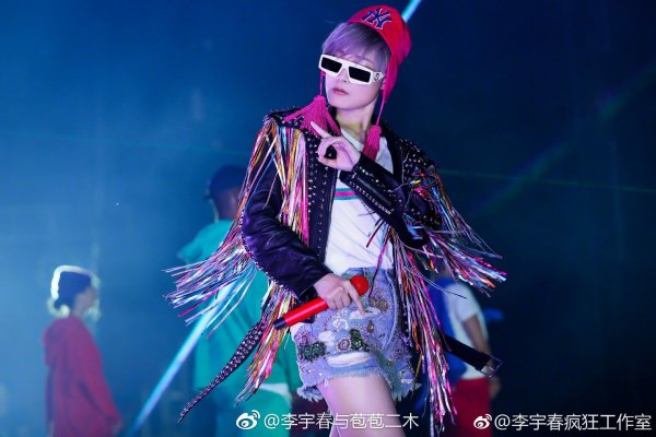 李宇春穿紧身红衣小露乳沟图