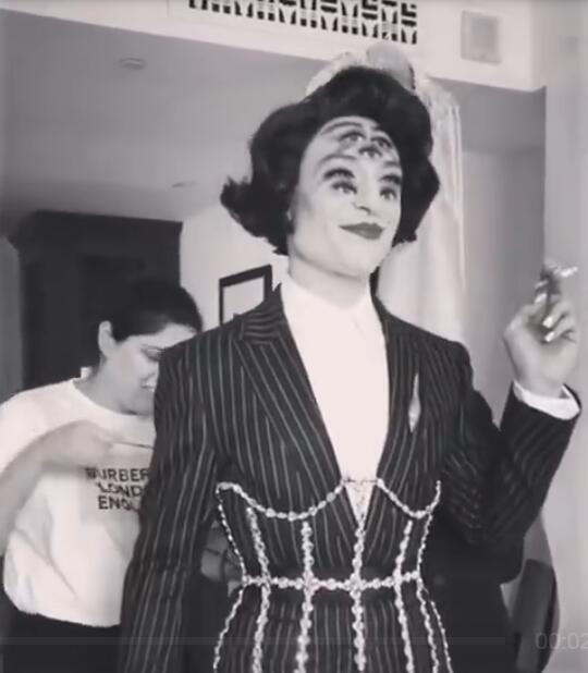 埃兹拉·米勒为什么叫e妹(埃兹拉·米勒)