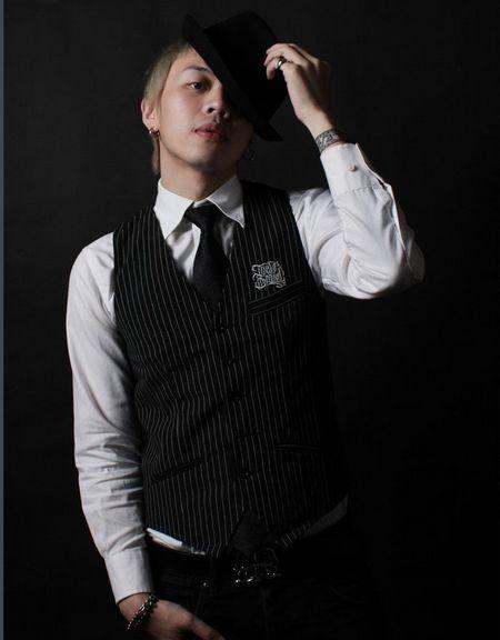 杨文昊脖子贴的是膏药吗？杨文昊跳的是什么